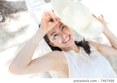 睡覺在吊床的婦女 睡覺在吊床的婦女 7467486