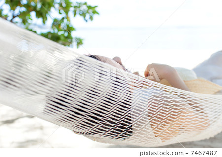 睡覺在吊床的婦女 睡覺在吊床的婦女 7467487