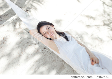 睡覺在吊床的婦女 睡覺在吊床的婦女 7467489