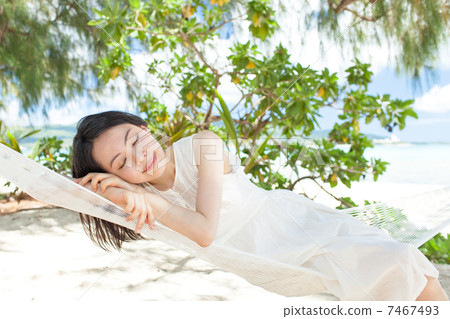 睡覺在吊床的婦女 睡覺在吊床的婦女 7467493