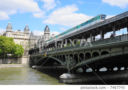 Metro running over the Vilakem bridge over the Paris · Seine river Metro running over the Vilakem bridge over the Paris · Seine river 7467745