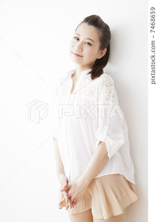 一個穿白襯衫的女人 7468659