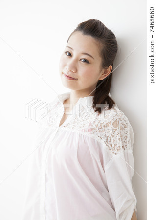 A woman with a white shirt 7468660