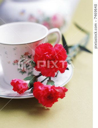 Roses by coffee cup 7469648
