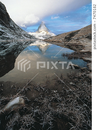 Beautiful scenic in Alps Beautiful scenic in Alps 7470182
