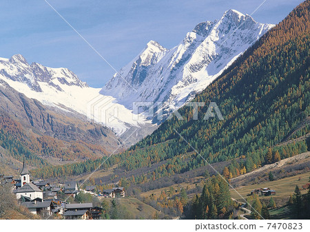 Moutains: white and green Moutains: white and green 7470823