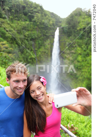 Tourists couple taking photo on Hawaii Tourists couple taking photo on Hawaii 7472040