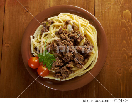 pasta with  beef 7474804