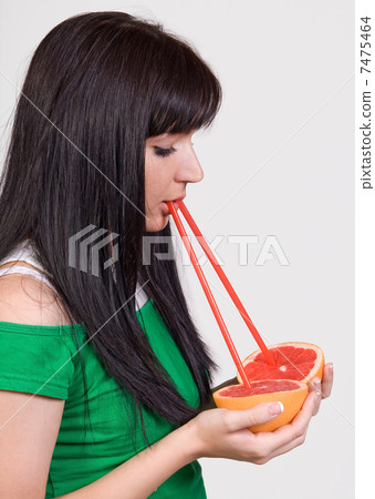 girl with grapefruit 7475464