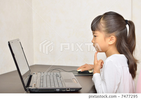 操作個人電腦的女孩 7477295