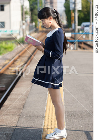 讀書的一個少婦在駐地家 7480512