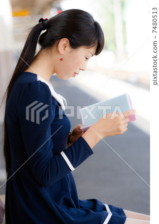 讀書的一個少婦在駐地家 讀書的一個少婦在駐地家 7480513