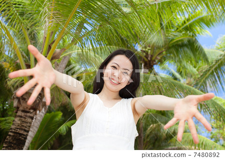 棕櫚樹和婦女 7480892