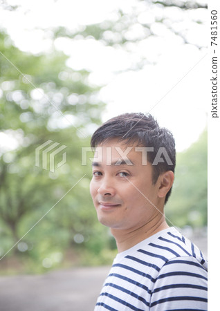 男人穿著更大膽的衣服 7481560