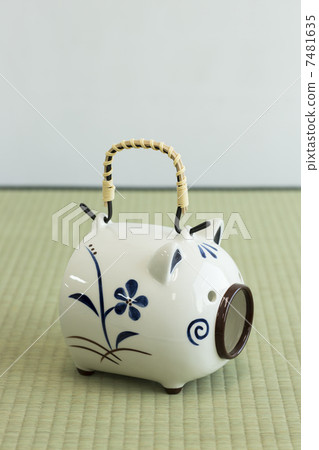 Mosquito piglet 7481635