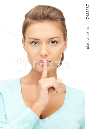 finger on lips 7483787
