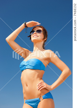 happy woman in sunglasses on the beach 7488132
