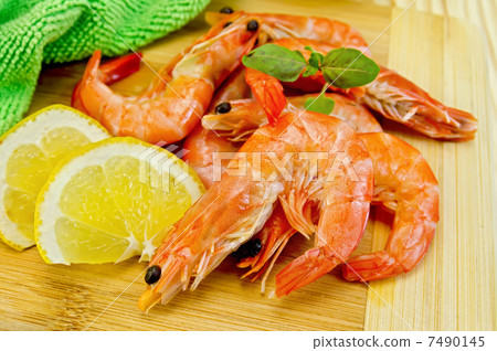 Shrimps on board with lemon slices 7490145