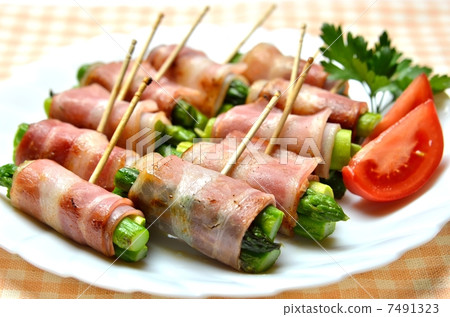 Bacon winding of asparagus Bacon winding of asparagus 7491323