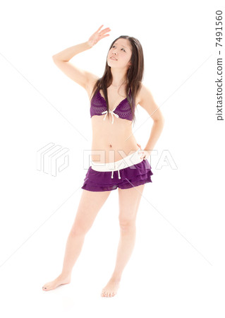 採取夏天陽光的女孩穿比基尼泳裝 採取夏天陽光的女孩穿比基尼泳裝 7491560
