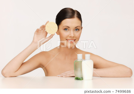 woman with sponge 7499686