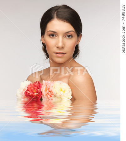 relaxed woman with flowers 7499818