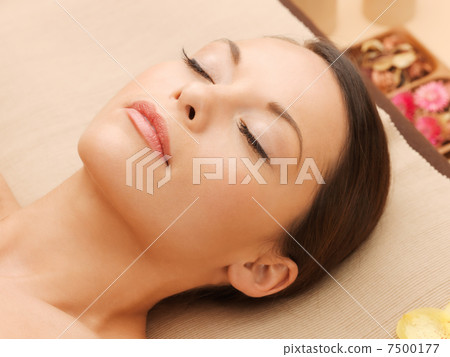 beautiful woman in spa salon 7500177