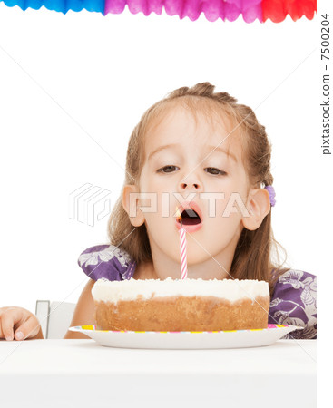litle girl with birthday cake 7500204