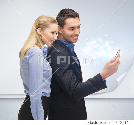 man and woman with smartphone 7501141
