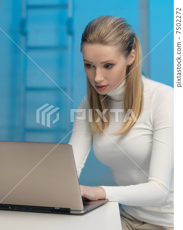 woman in laboratory 7502272