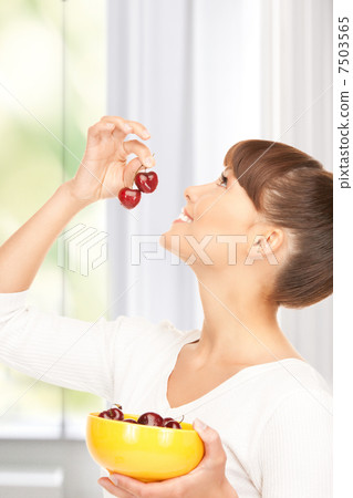 woman with cherries 7503565