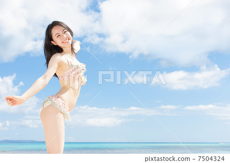 Women on the beach 7504324