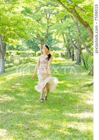 女孩玩巧妙地跳過柔軟的陽光穿過太陽 7506019