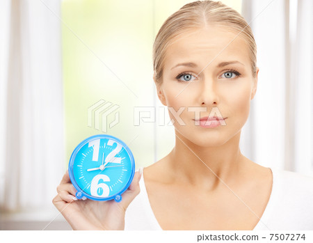 woman holding alarm clock 7507274