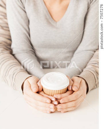 woman and man with take away coffee cup 7507276