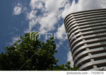 Blue sky and mansion 7509079