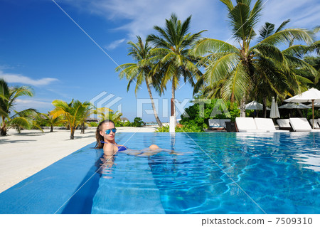 Woman at poolside 7509310