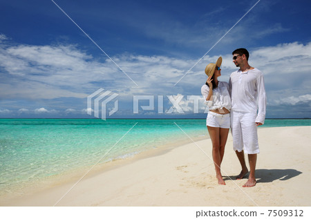 Couple on a beach at Maldives 7509312