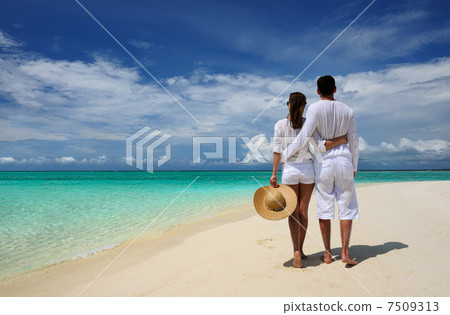 Couple on a beach at Maldives 7509313