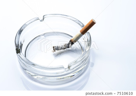 煙灰缸和煙頭 7510610
