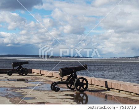 Gun on quay of Onega in Petrozavodsk, Russia 7510730