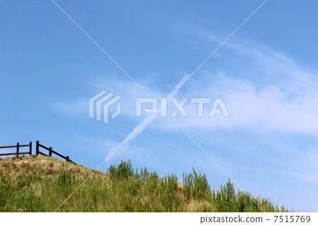Airplane cloud in the blue sky Airplane cloud in the blue sky 7515769