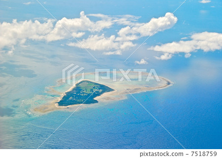 Minna Island as seen from an airplane (Tarama Village, Miyako District, Okinawa Prefecture) 7518759