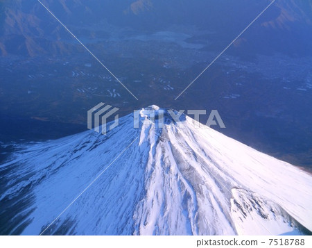 雪被堆積的富士山山頂的航拍照片 雪被堆積的富士山山頂的航拍照片 7518788