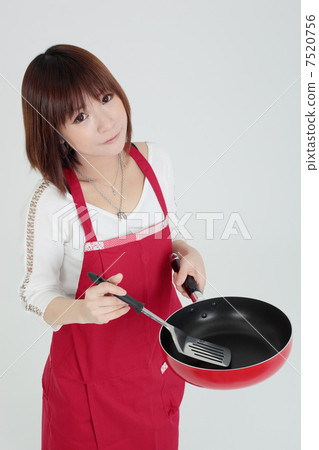 年輕的女士做飯 7520756