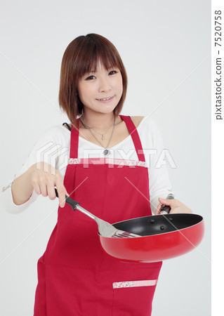 年輕的女士做飯 7520758