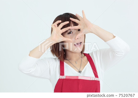 年輕的女士做飯 7520767