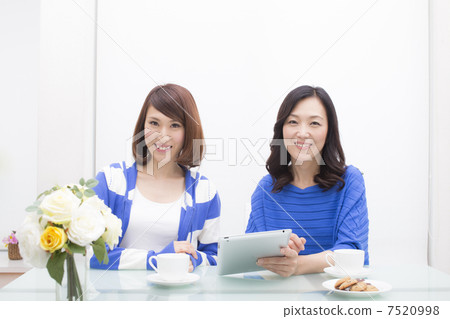 母親和孩子看著iPad 母親和孩子看著iPad 7520998