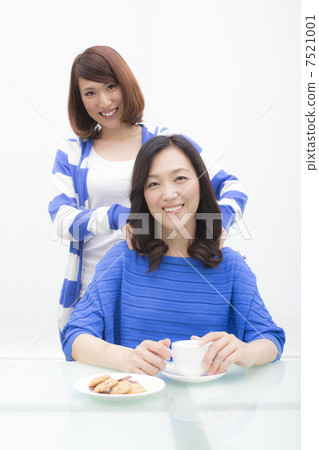 一個女孩揉著媽媽的肩膀 一個女孩揉著媽媽的肩膀 7521001