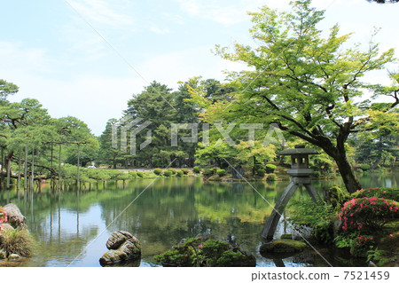 Kenrokuen · Kasumigai Pond and Emerald Lantern 7521459
